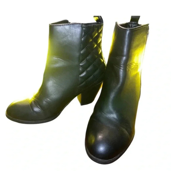 Quilted Black Heeled Booties - Size 7.5 - Picture 5 of 7